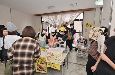写真：白梅祭の様子。模擬店。岡山県人会