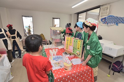 写真：白梅祭。模擬店。ボランティアセンターによるずんだ餅と綿菓子