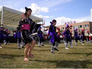 写真：沖縄県人会のエイサー踊りの様子