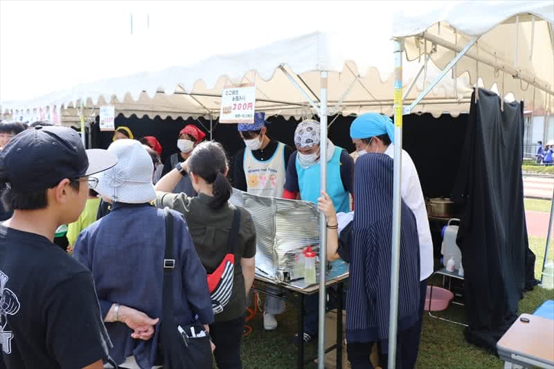 写真：たこ焼きを販売する様子