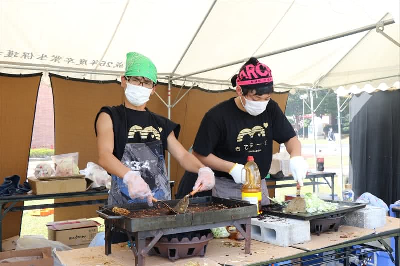 写真：焼きそばを販売する様子