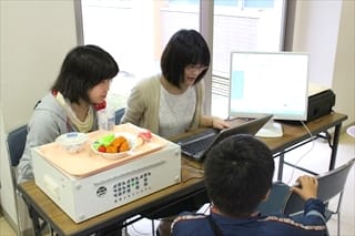 写真：栄養バランスチェックの様子