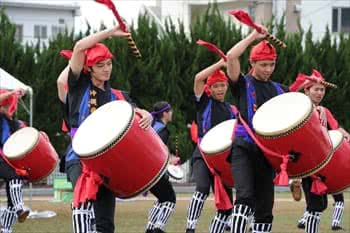 写真：エイサー踊りをする様子