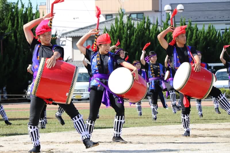 写真：沖縄県人会がエイサーを踊る様子