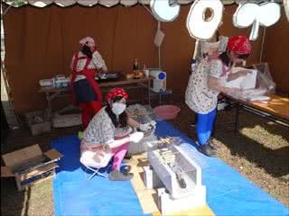 写真：焼き鳥を販売する様子