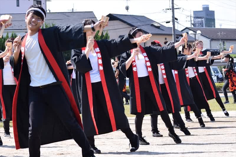 写真：ステージでよさこいを踊る様子