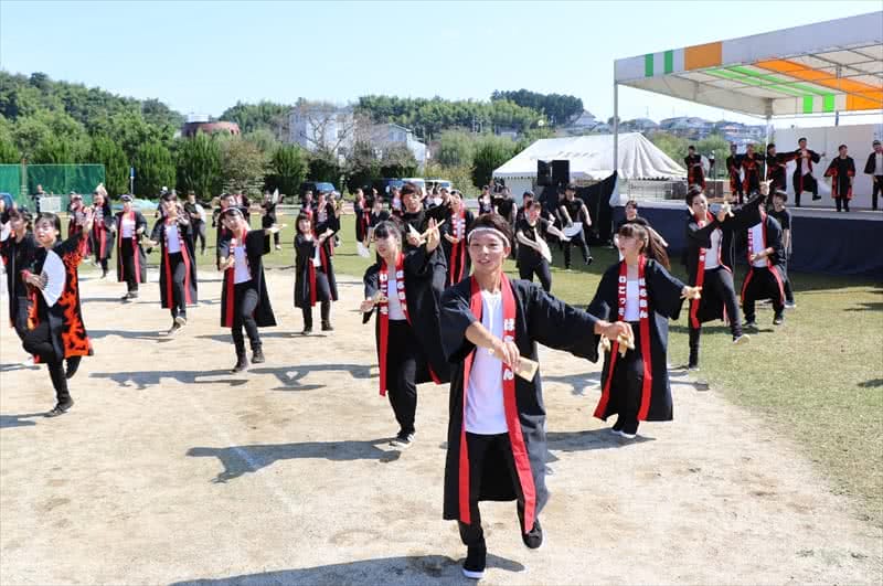 写真：おどりを踊る高知県人会と岡山県人会