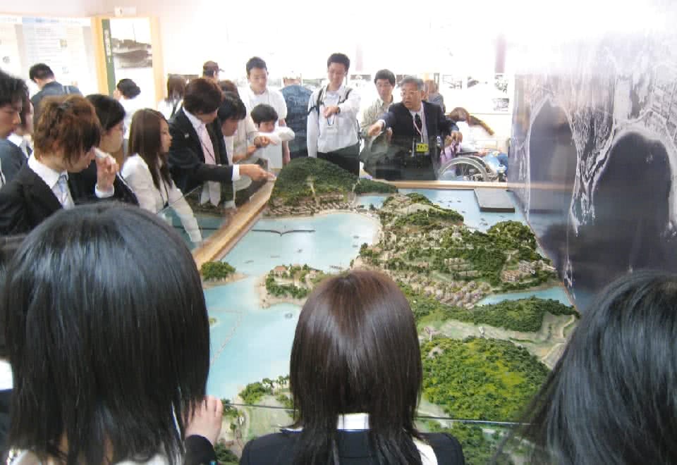 写真：視察研修の様子。国立療養所長島愛生園でジオラマを見学しています