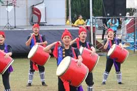 写真：エイサー踊りをする様子