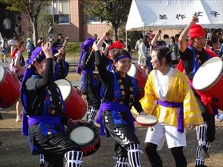 写真：エイサー踊りをする様子