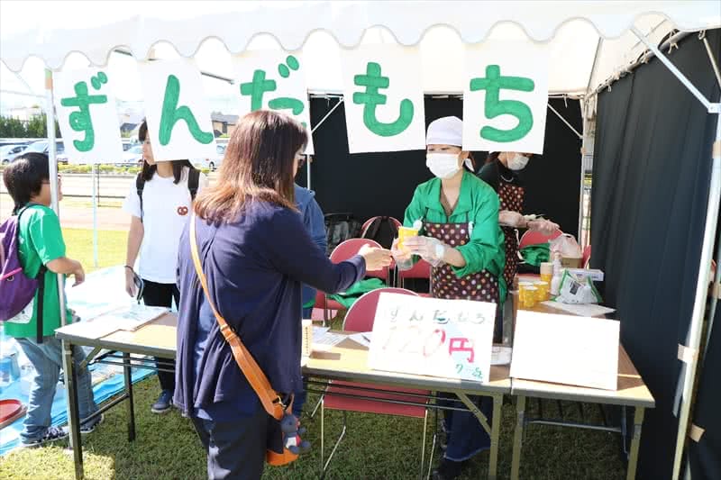 写真：ずんだ餅などを販売する様子