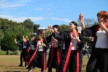 写真：よさこい踊りをする様子