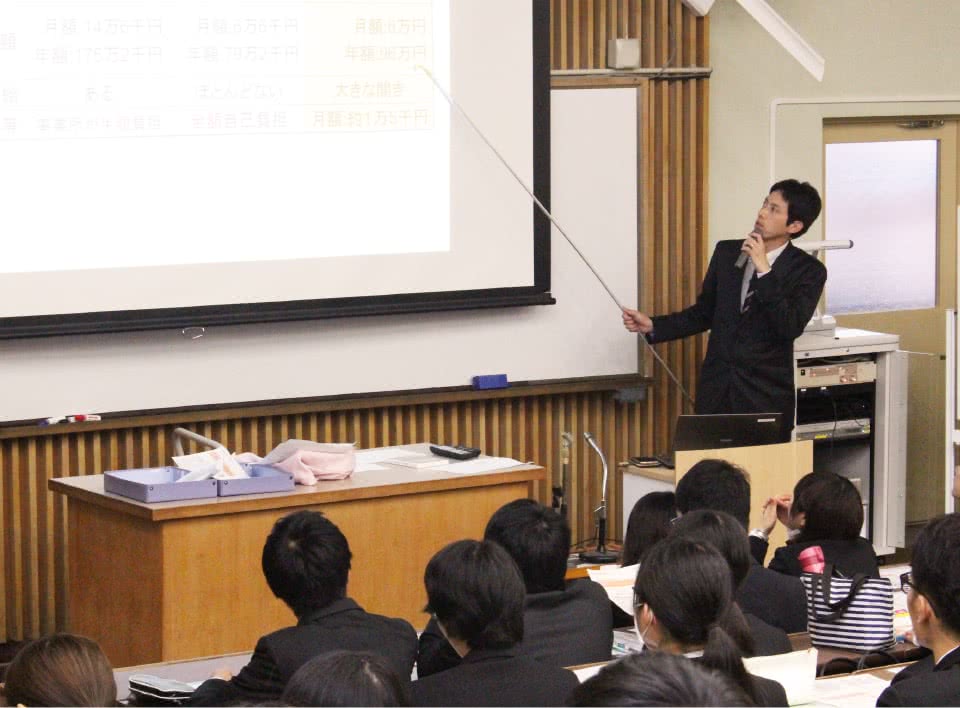 写真：採用試験対策説明会で学生にレクチャーする就職支援室職員