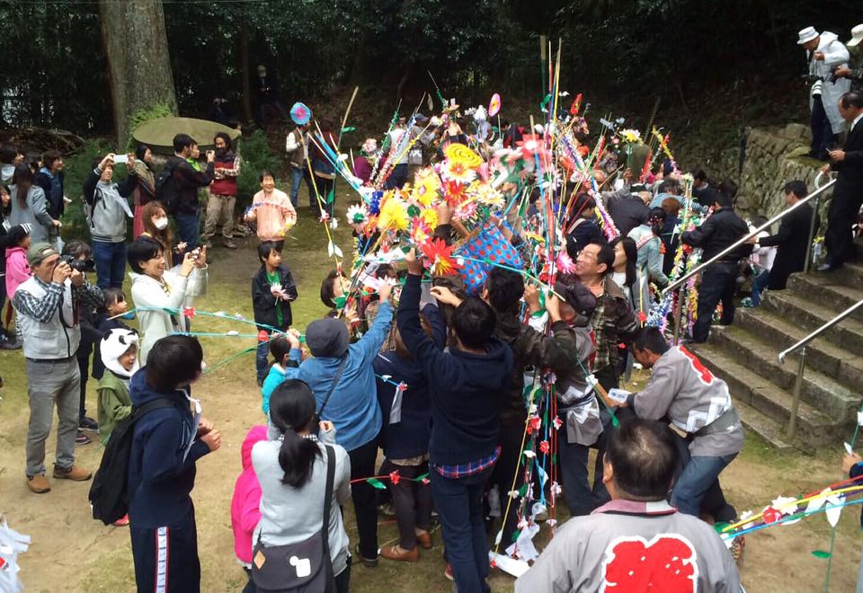 写真：一緒に地域のお祭に参加する地域住民の皆様と学生たち