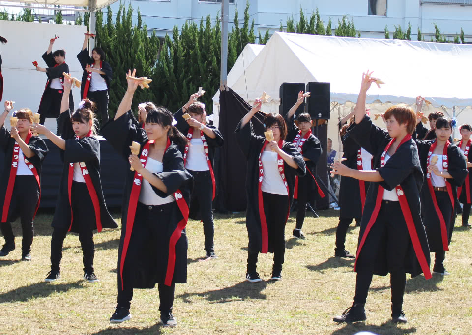 写真：県人会の活動で踊る学生たち