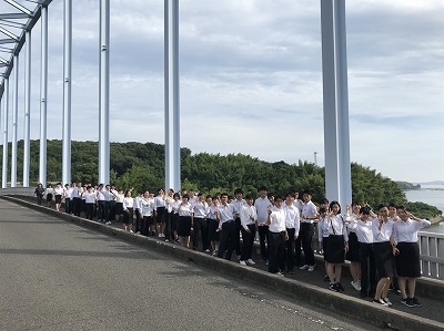 写真：邑久長島大橋を歩いて渡る学生たち