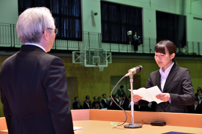 写真：学長に向かって宣誓する新入生代表