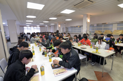 写真：学内の食堂で初日の昼ご飯、学生たくさん