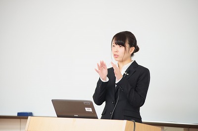 写真：卒業研究の発表会の様子。発表する女子学生