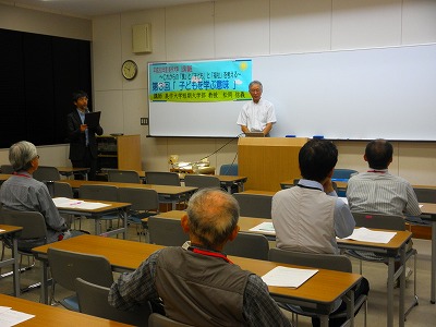 写真：公開講座第3回目の講師が教卓前で話をする