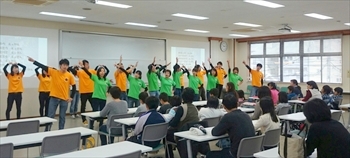 写真：参加者の前でおどりを踊る大勢の学生