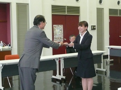 写真：奨学金を授与される学生とつしん松岡理事長