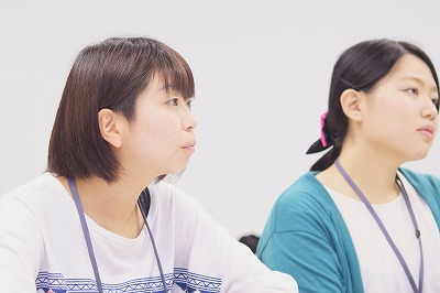 写真：メモを取りながら島根大学の報告を聞く美作大学生