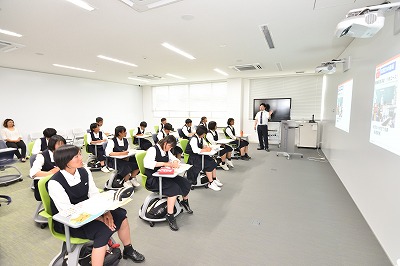 写真：学生募集広報室からの説明を熱心に聞く高松東高校のソフトボール部