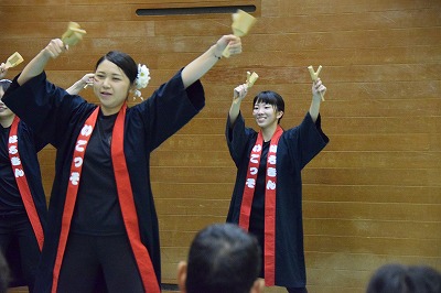 高知県人会の学生がよさこいを踊る様子