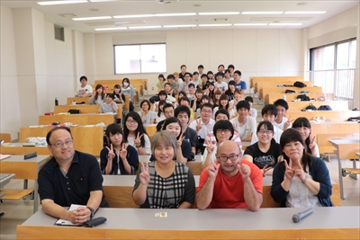 写真：岡田さん夫妻と大谷さんと学生の集合写真