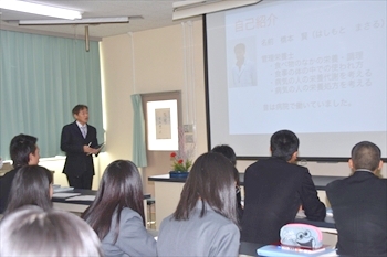 写真：スライドを使って自己紹介をする橋本准教授