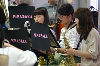 楽器を演奏する学生の姿