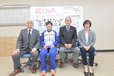 写真：宗森さんと鵜﨑学長、藤原理事長、津々先生で記念撮影