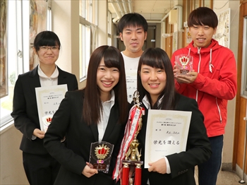 写真：入賞者5名がトロフィーを持って微笑む様子