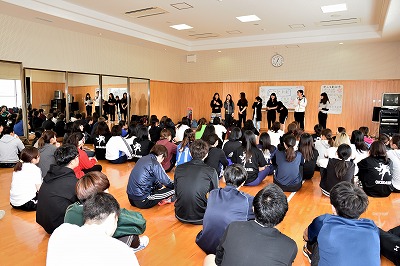 写真：集合する沖縄県人会のメンバー。後ろから撮影