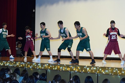ステージ上でバスケットボール部員が踊る姿