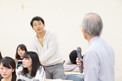 写真：堀江先生に質問をする男子学生