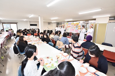 写真：栄養教育担当の学生の熱心な発表と熱心に聞き入る食事の提供を受けた学生たち