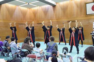 高知県人会の学生がよさこいを踊る様子