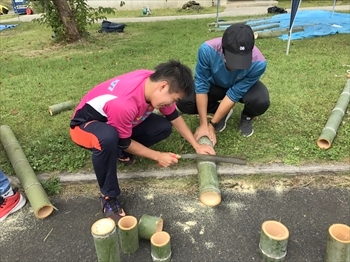 写真：竹を切る学生