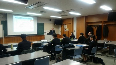 写真：松江市の島根県いきいきプラザで実施された情報交換会の様子。全体的に後ろから撮影した写真