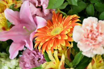写真：右側のフラワースタンドのお花のアップの写真。オレンジ色の花、ピンク色の花。