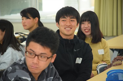 写真：セミナーの様子。参加した学生が笑顔で聞き入る様子