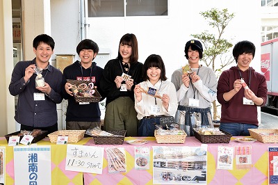 写真：県外の事業所から販売委託を受けて販売する学生6人