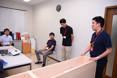 写真：実習生として講座のお手伝いをする安東くんと濱田くんと講師の卒業生藤原さん