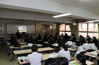 写真：教室全景。講師と聴講する学生たち