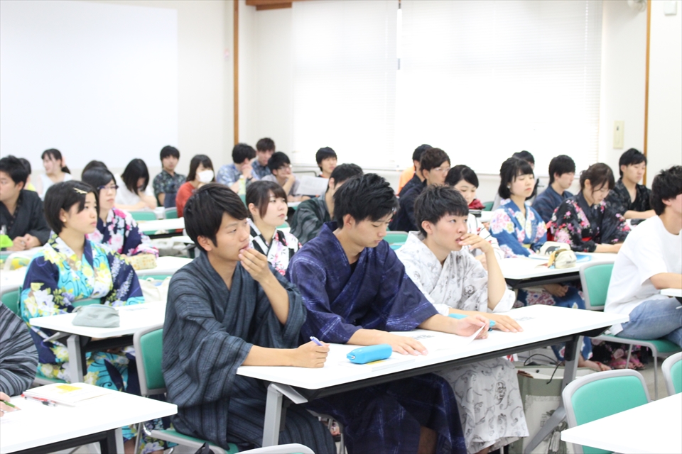 写真：浴衣を着た男子学生が椅子に座って授業を受ける様子