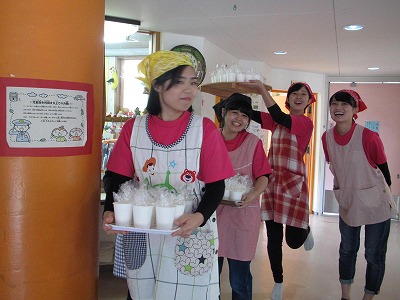 写真：津山市立中央児童館での収穫祭の様子。準備する学生