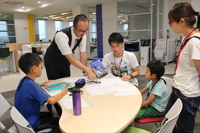写真：岡村先生が小学生に読書感想文の書き方を指導している様子