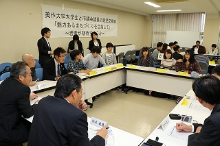 写真：テーブルを囲んで座る市議会議員と学生